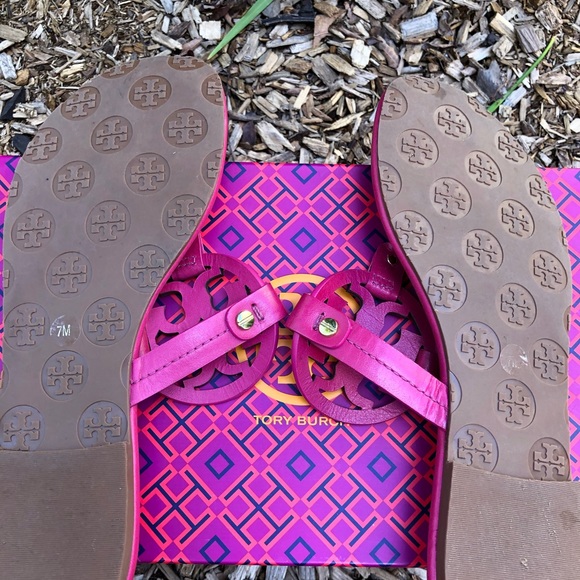 SOLD!!! New Fuchsia Tory Burch Miller Thong Sandal - Picture 4 of 5